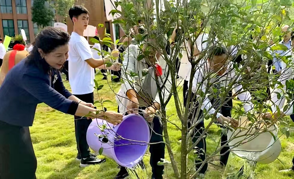 李校澆水2.jpg