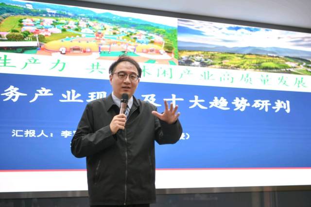 大會(huì)期間,還通過(guò)學(xué)術(shù)報(bào)告和論壇深入探討產(chǎn)教融合路徑。