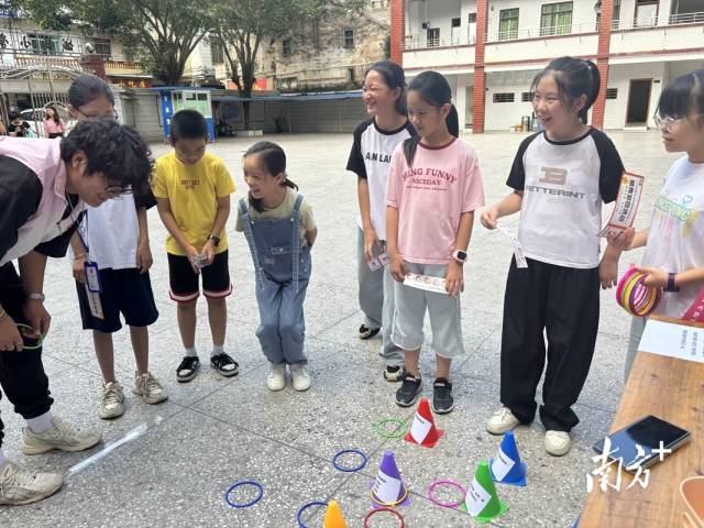 廣東省外語(yǔ)藝術(shù)職業(yè)學(xué)院馬克思主義學(xué)院開展了為期5天的普法支教活動(dòng)。 廣東省外語(yǔ)藝術(shù)職業(yè)學(xué)院馬克思主義學(xué)院開展了為期5天的普法支教活動(dòng)。